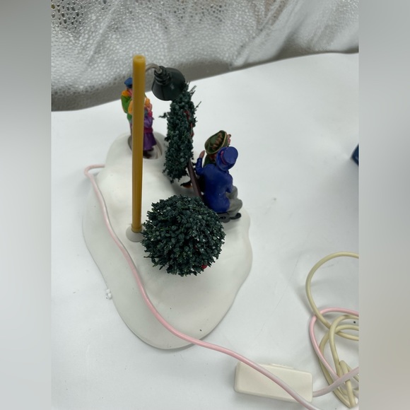 Sneak-A-Peek Animated Village Collection  2007  RETIRED - Picture 5 of 11